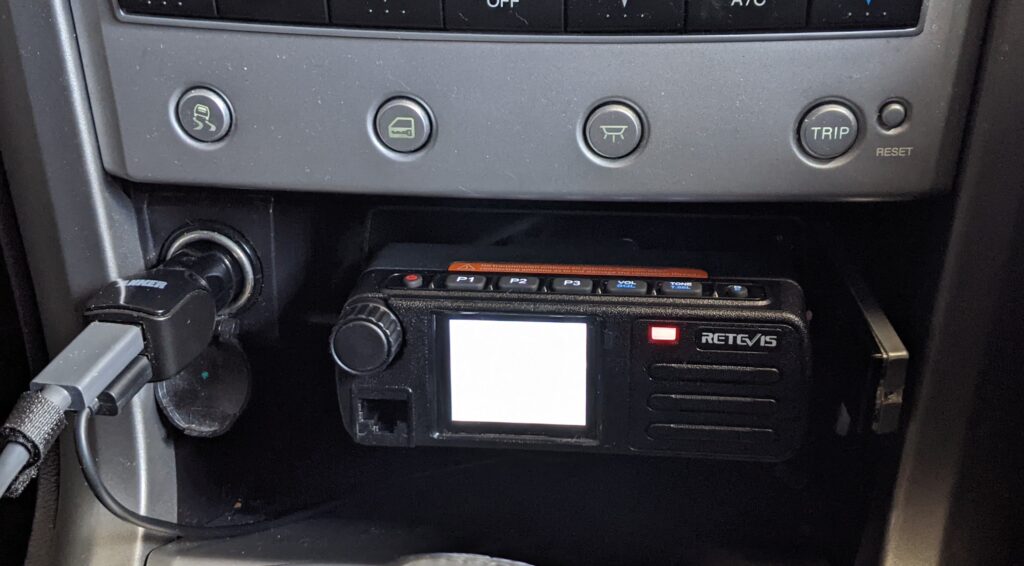 Retevis RT73 installed in dashboard with blank white screen